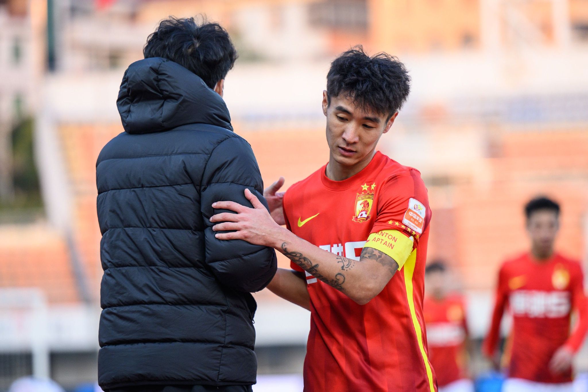 牛仔裤、花衬衫、白球鞋……三人一袭经典造型亮相，配合着贝斯、鼓点，迈着;六亲不认的步伐霸气出场